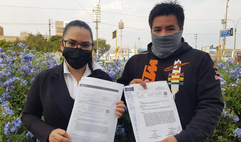 Estefany y Alexander señalan que hay más personas que han sido víctimas de robo en el BBVA. Foto: Giuliana Castillo/URPI-LR