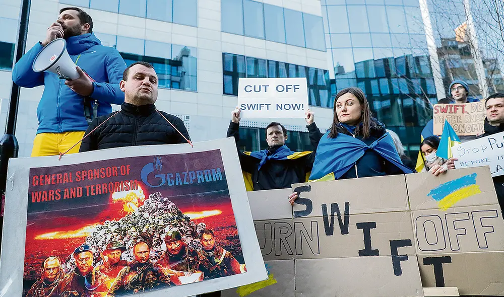 Presión pública. Manifestantes protestaron en Bruselas frente al local de la Unión Europea. Foto: EFE