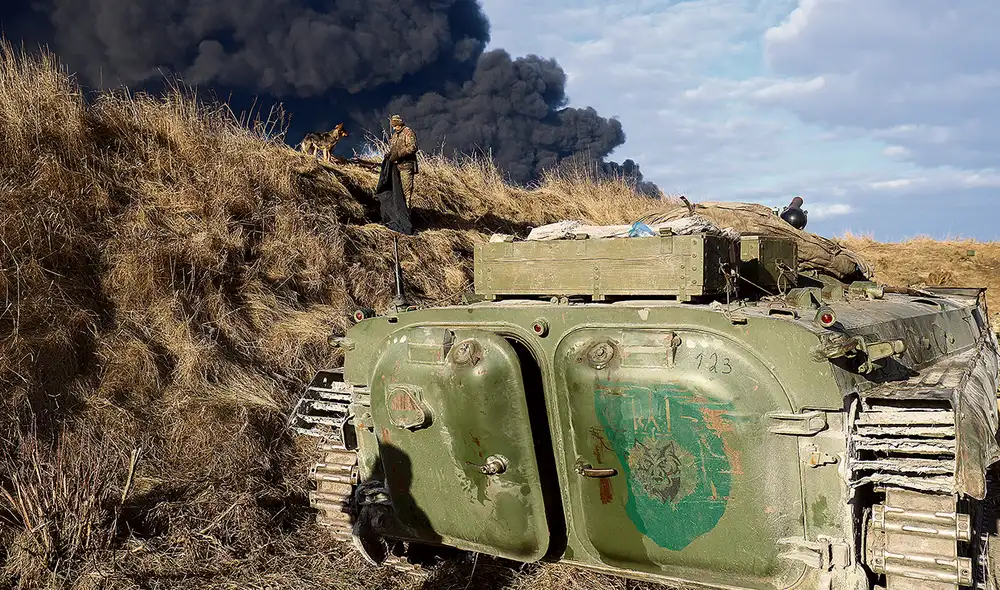 Alertas. Un soldado ucraniano con su perro vigilan desde una trinchera una vía que conduce a unos depósitos de combustible atacados por los rusos. Foto: EFE Alertas. Un soldado ucraniano con su perro vigilan desde una trinchera una vía que conduce a unos depósitos de combustible atacados por los rusos. Foto: EFE
