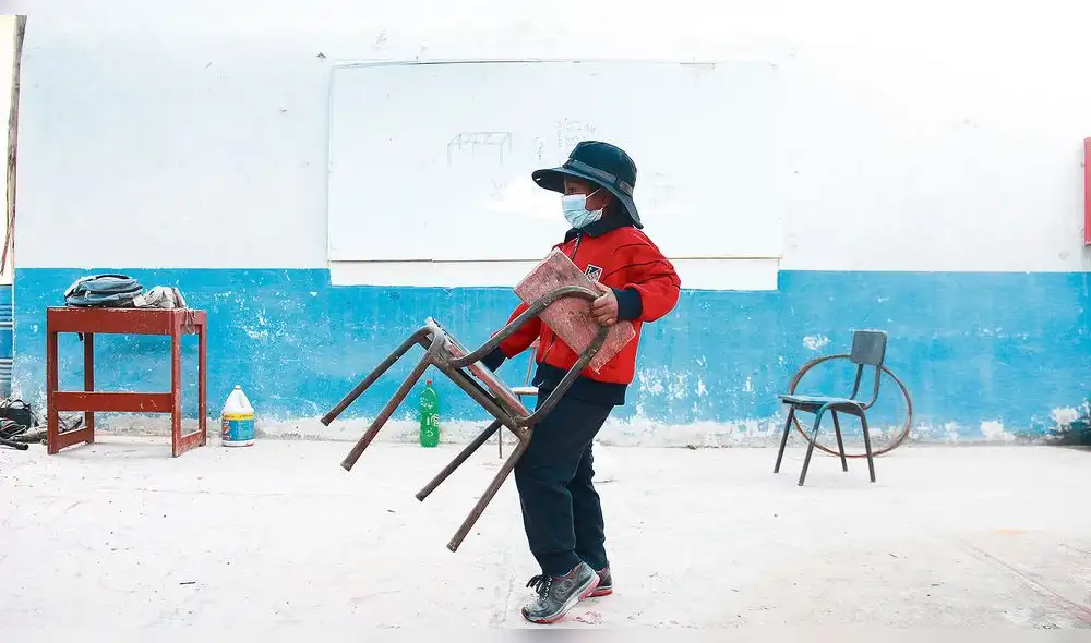 Carencias. La primaria del colegio Apipa III funciona en el local social, donde también se alberga un nido jardín y un comedor. Foto: Zintia Fernández/La República