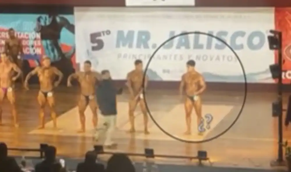 El concursante fue retirado del escenario además de ser expulsado del certamen. Foto: captura de Facebook