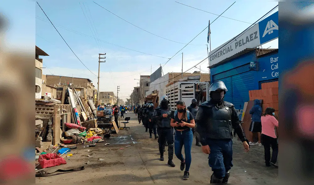 Ambulantes insisten en vender en las calles, a pesar de prohibición. Foto: Rosa Quincho/URPI-LR Ambulantes insisten en vender en las calles, a pesar de prohibición. Foto: Rosa Quincho/URPI-LR