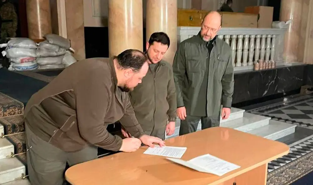 Vladímir Zelenski firmando la solicitud para la adhesión de su país a la Unión Europea este 28 de febrero. Foto: Twitter/Gobierno Ucraniano Vladímir Zelenski firmando la solicitud para la adhesión de su país a la Unión Europea este 28 de febrero. Foto: Twitter/Gobierno Ucraniano