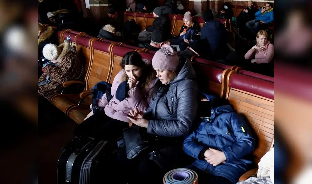 Una mujer y niños sentados en la estación principal de tren de Lviv, en el oeste de Ucrania, el 28 de febrero. Foto: AFP Una mujer y niños sentados en la estación principal de tren de Lviv, en el oeste de Ucrania, el 28 de febrero. Foto: AFP