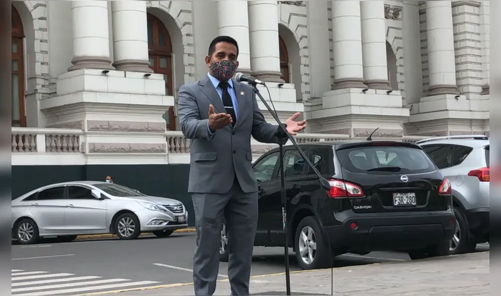 Vergara declaró desde los exteriores del Congreso de la República. Foto: Gianella Aguirre/URPI-LR