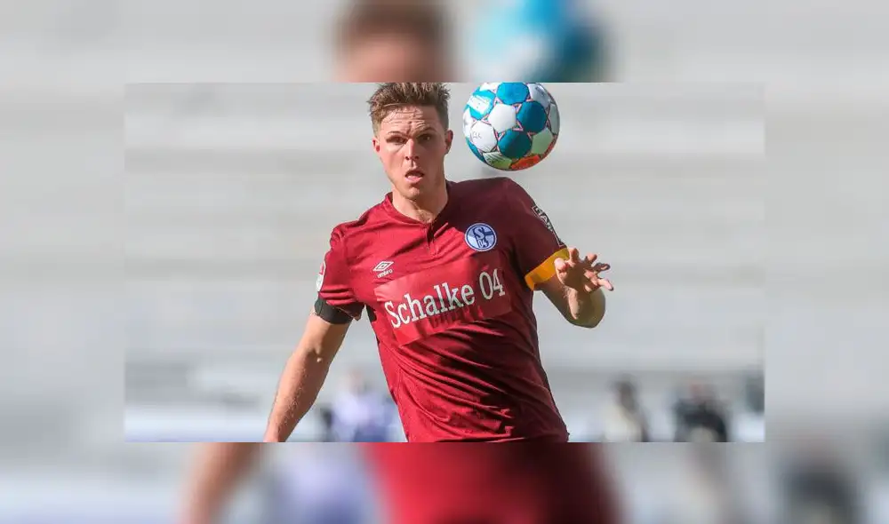 En su último partido por la Bundesliga 2, Schalke 04 jugó con un parche que tapó el logo de la empresa rusa. Foto: Twitter Schalke 04