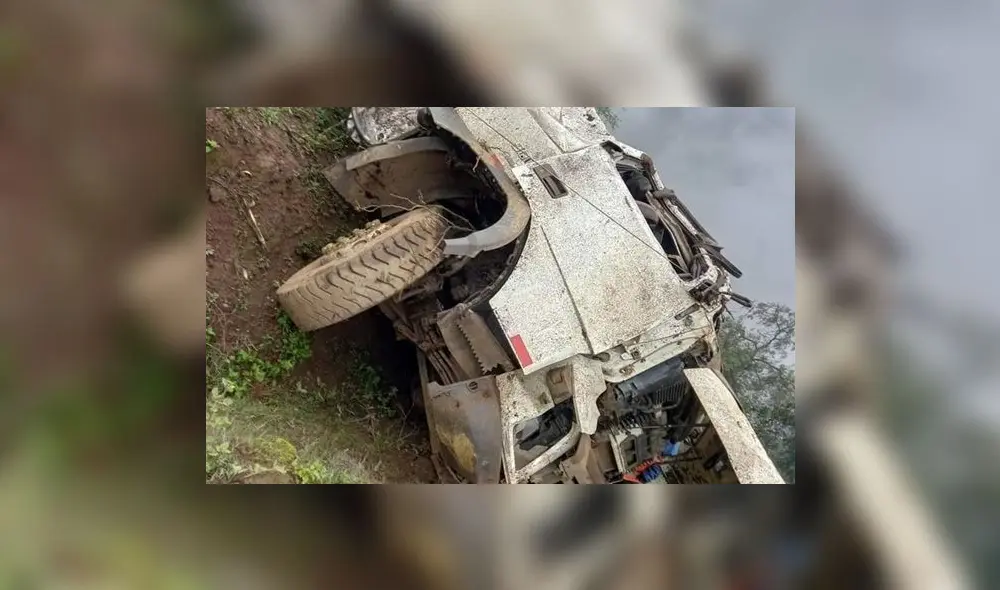 Volquete cayó por ladera en sector Las Arenas. Foto: Canal Digital Cutervo Volquete cayó por ladera en sector Las Arenas. Foto: Canal Digital Cutervo