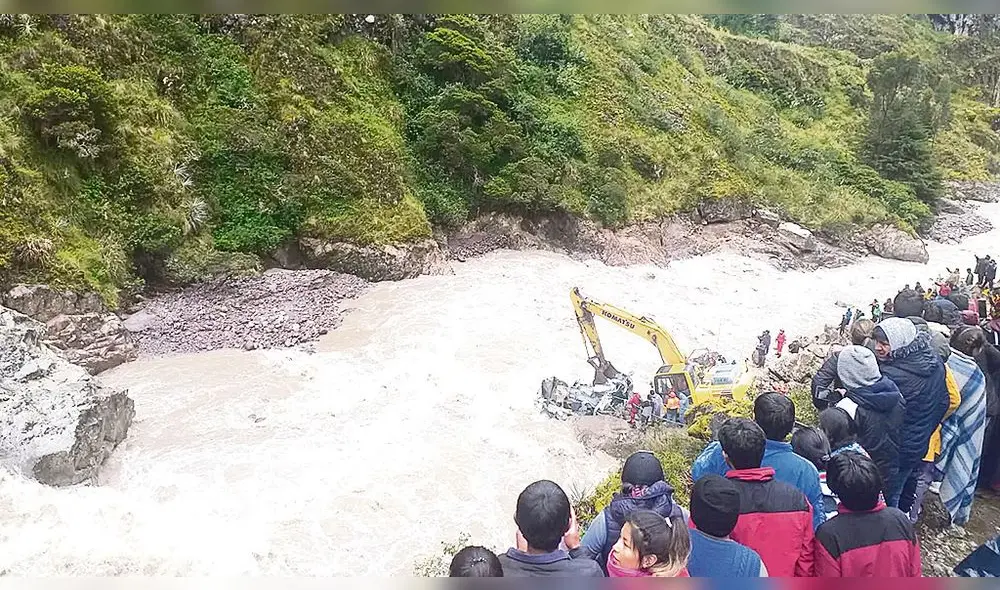 Destrozado. Con apoyo de maquinaria se logró sacar la destrozada carrocería de minivan.