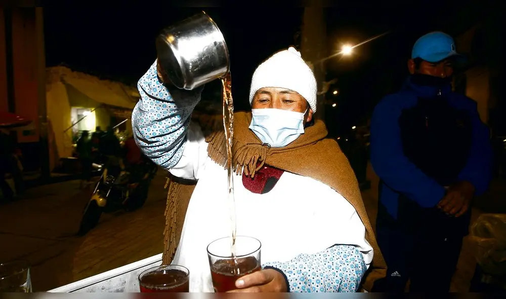 Noches de frío. Desde las 17:00 horas hasta las 02:00 de la mañana emolienteros s venden su mejor extracto para calentar el cuerpo y aliviar la salud. Foto: Juan Carlos Cisneros/La República