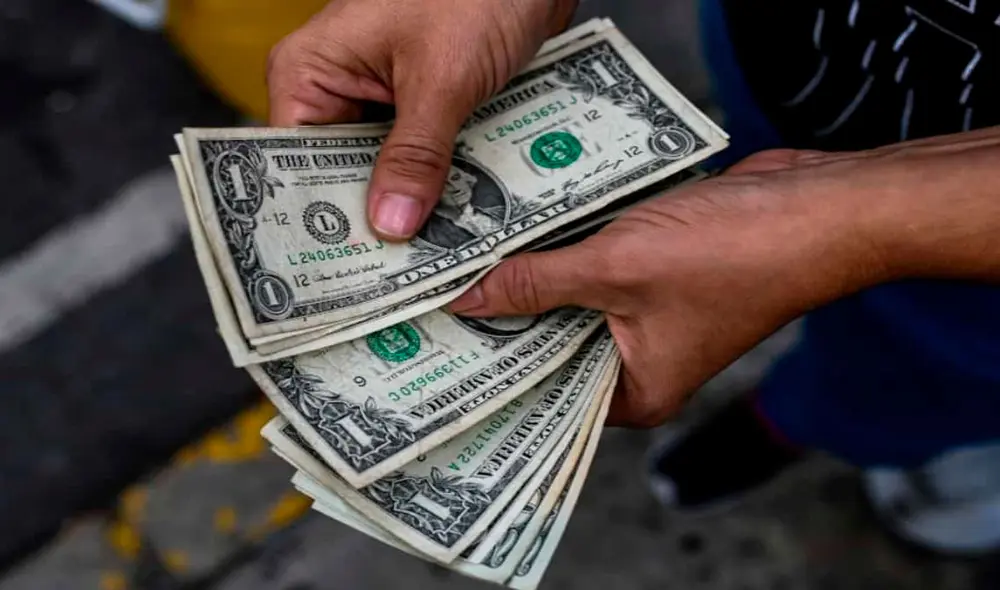 El precio del dólar BCV es la tasa oficial autorizada por el régimen de Nicolás Maduro para contrarrestar al mercado paralelo en medio del auge de las criptomonedas. Foto: AFP El precio del dólar BCV es la tasa oficial autorizada por el régimen de Nicolás Maduro para contrarrestar al mercado paralelo en medio del auge de las criptomonedas. Foto: AFP