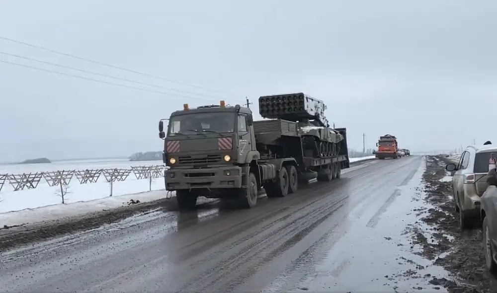 Las bombas de vacío alcanza una temperatura de hasta 3.000 grados celsius. En imagen un vehículo acorazado T-72 que llevaba acoplado lanzamisiles tipo TOS-1. Foto: captura/ Frederik Pleitgen/ Twitter