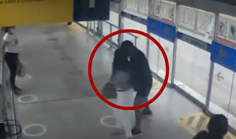 La víctima de robo asegura que no hay efectivos policiales en las estaciones del Metropolitano. Foto: captura de Panamericana La víctima de robo asegura que no hay efectivos policiales en las estaciones del Metropolitano. Foto: captura de Panamericana