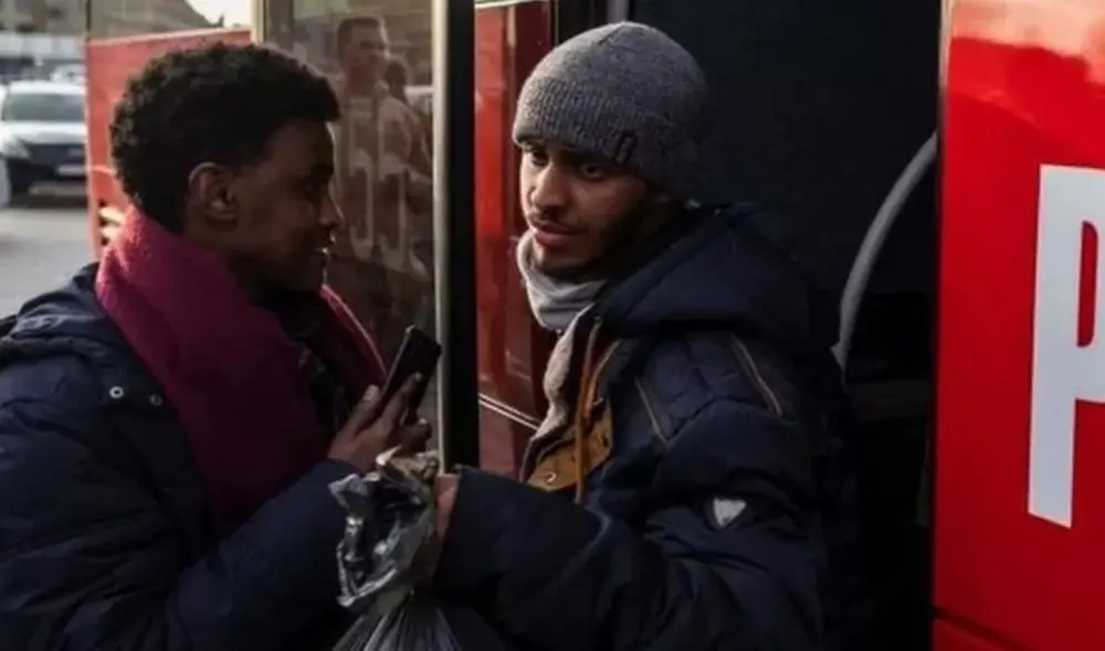 Testimonios que recogió el medio británico BBC indican que se les negó la entrada a los trenes, se los retuvo en las fronteras del país, y que se permite que los oriundos nacionales pasen primero a los accesos de escape. Foto: AFP