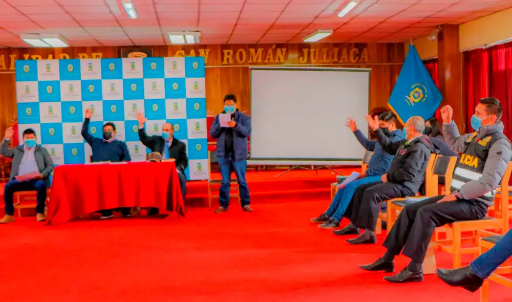 Reunión contó con la asistencia del alcalde David Sucacahua. Foto: Municipalidad de San Román