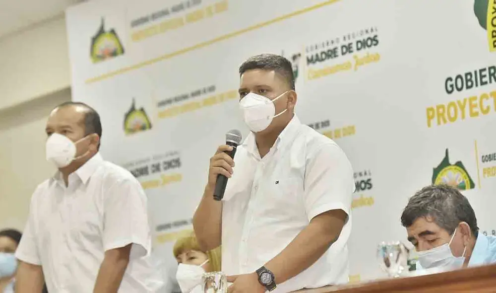Gonzáles juramentó a 24 nuevos funcionarios. Foto: Gobierno Regional de Madre de Dios