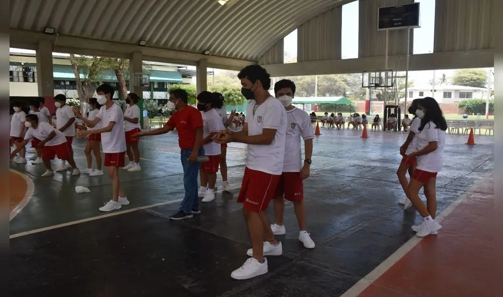 Alumnos se reencuentran tras estar dos años recibiendo clases virtuales. Foto: Drep