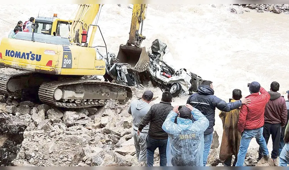 Rescate. Rescataron cuerpos de pasajeros de miniván. Foto: Cortesía