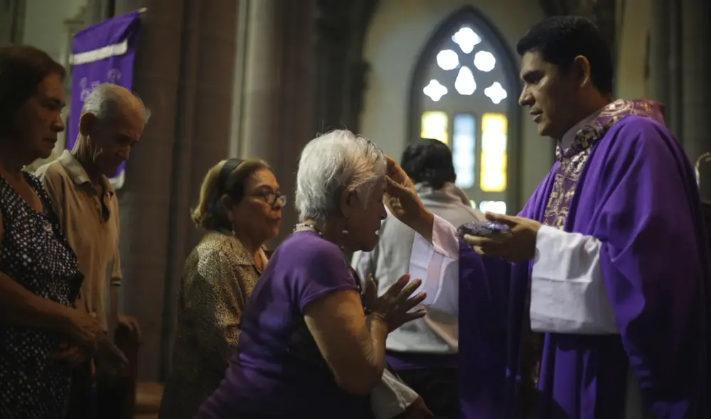 El Miércoles de Ceniza permite que la comunidad cristiana tenga una vida plena para la reflexión, la abstinencia y para realizar actos de solidaridad. Foto: EFE/Rodrigo Sura