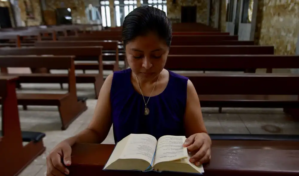 Como parte del inicio de la Semana Santa, las oraciones hechas en favor del ser supremo al que le rezan, son una constante en los fieles católicos. Foto: EFE.