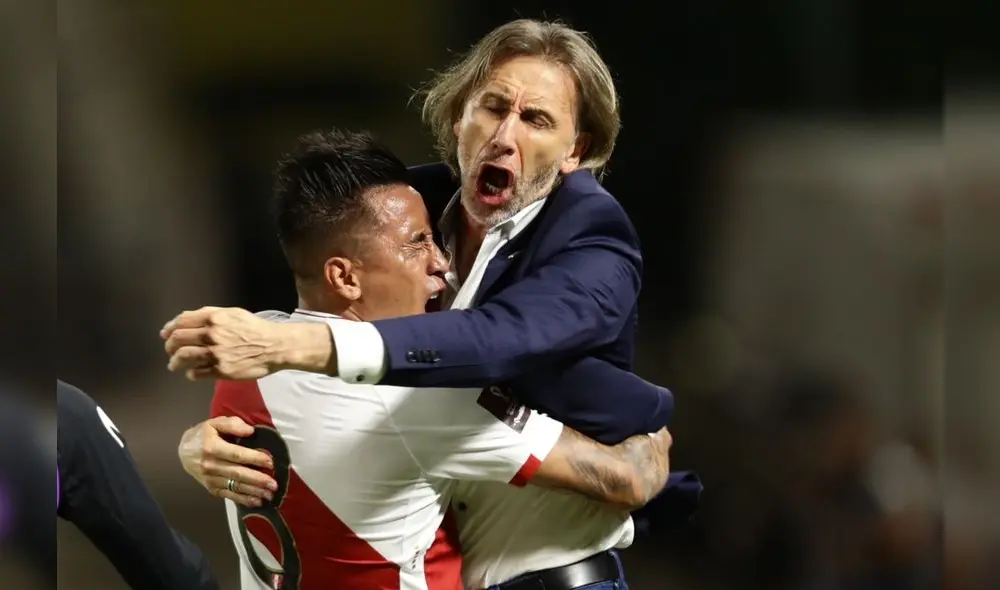 Gareca y Cueva celebrando uno de los goles del triunfo de Perú sobre Venezuela en Caracas. Foto: EFE