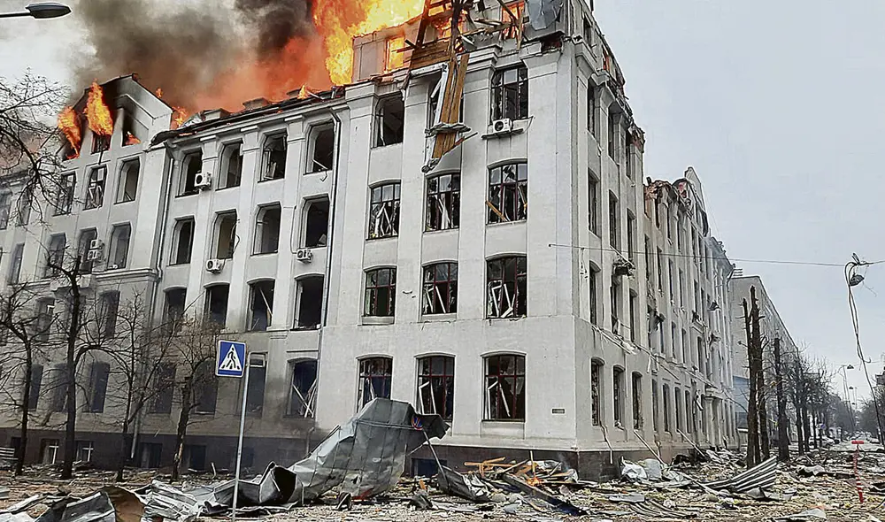 ¿Militares? Edificios de apartamentos, canales de televisión y otros objetivos civiles sufrieron bombardeos. Foto: EFE
