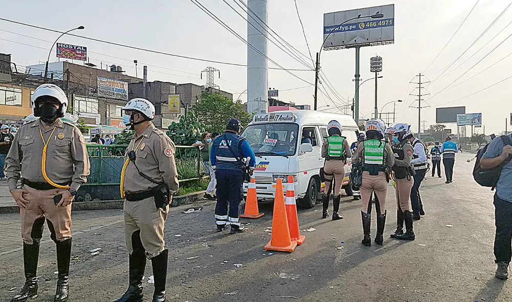 Recién actúan. Policías de tránsito realizaron en distintos paraderos de Lima un operativo para erradicar a las combis y colectivos que hacen viajes informales. Foto: difusión