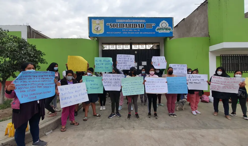 Padres de familia se amanecen en colegio para exigir más vacantes. Foto: URPI-LR Padres de familia se amanecen en colegio para exigir más vacantes. Foto: URPI-LR