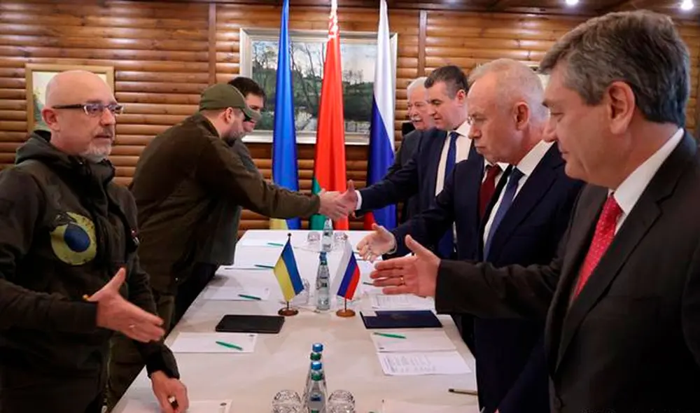 Cese al fuego, Rusia y ucrania acuerdan un alto al fuego para evacuar civiles por corredor humanitario. Foto: DW