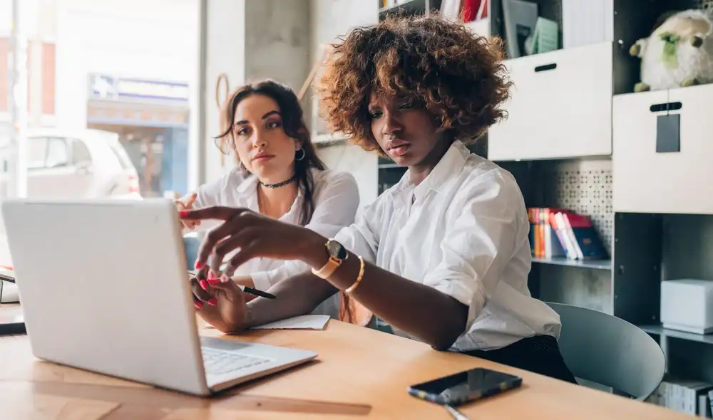En 2021 la tasa de participación de las mujeres en el mercado laboral registró una recuperación insuficiente, según la OIT. Foto: Envato.