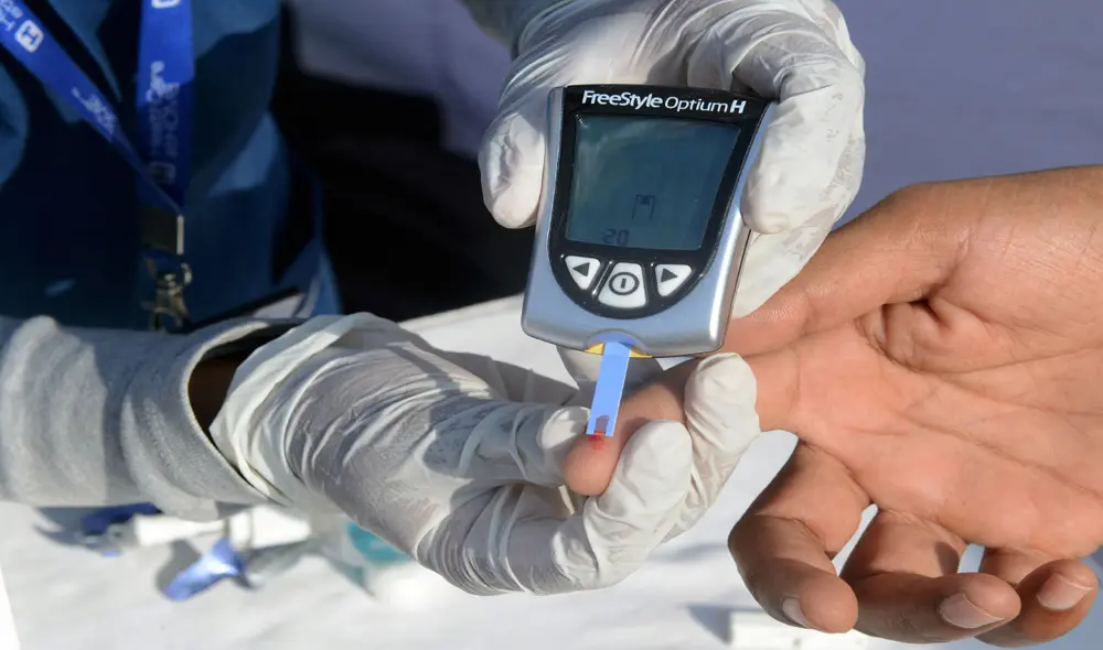 Un paciente diabético debe controlar su glucosa periódicamente y cuidar su alimentación con una dieta balanceada. Foto: Noah Seelam / AFP