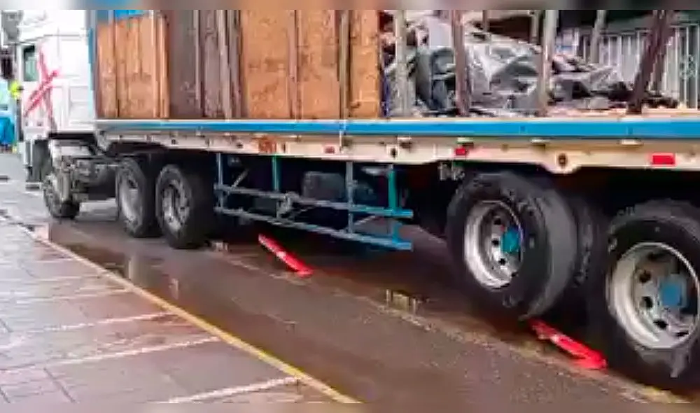 El conductor realizó una maniobra para sobrepasar a cuatro unidades estacionadas, lo que provocó la invasión de la ciclovía. Foto: Ritmo PlusTV