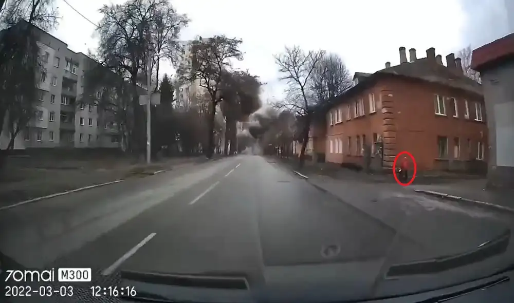 Un civil se aprecia en el video y en el análisis del Times se descubre que hay muchos más en la zona. Foto: captura de @descifraguerra/Twitter