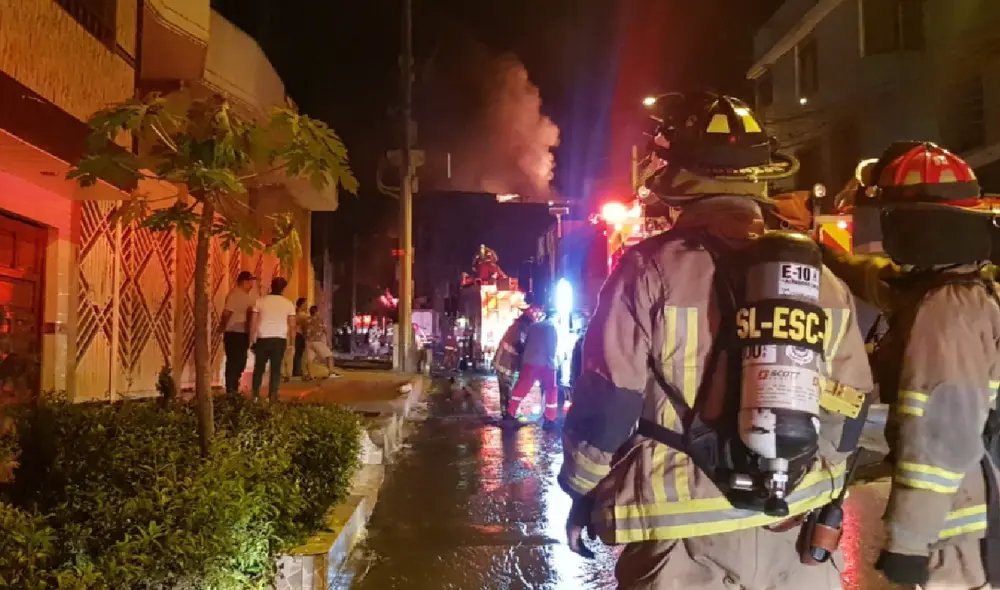 Los Bomberos se encuentran en la zona atendiendo la emergencia en la fábrica de pintura y thinner. Foto: Urpi / La República Los Bomberos se encuentran en la zona atendiendo la emergencia en la fábrica de pintura y thinner. Foto: Urpi / La República