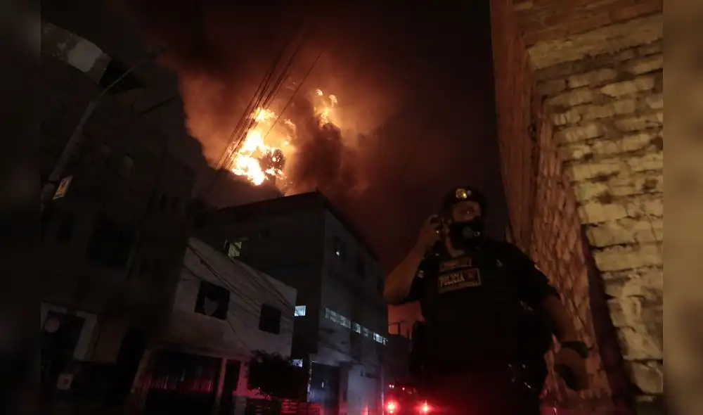 Bomberos se encuentran evacuando la zona del siniestro. Foto: Gerald Suarez Bomberos se encuentran evacuando la zona del siniestro. Foto: Gerald Suarez