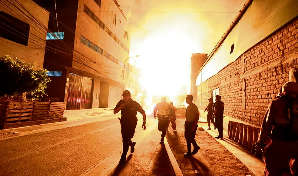 Peligro. Se registraron explosiones que elevaron las lenguas de fuego varios metros. Foto: Andina Peligro. Se registraron explosiones que elevaron las lenguas de fuego varios metros. Foto: Andina