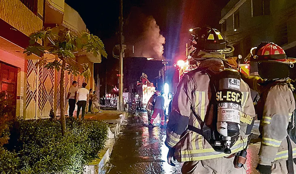 Control. Cerca de las 11 p.m. se logró confinar el fuego. Foto: URPI - GLR Control. Cerca de las 11 p.m. se logró confinar el fuego. Foto: URPI - GLR