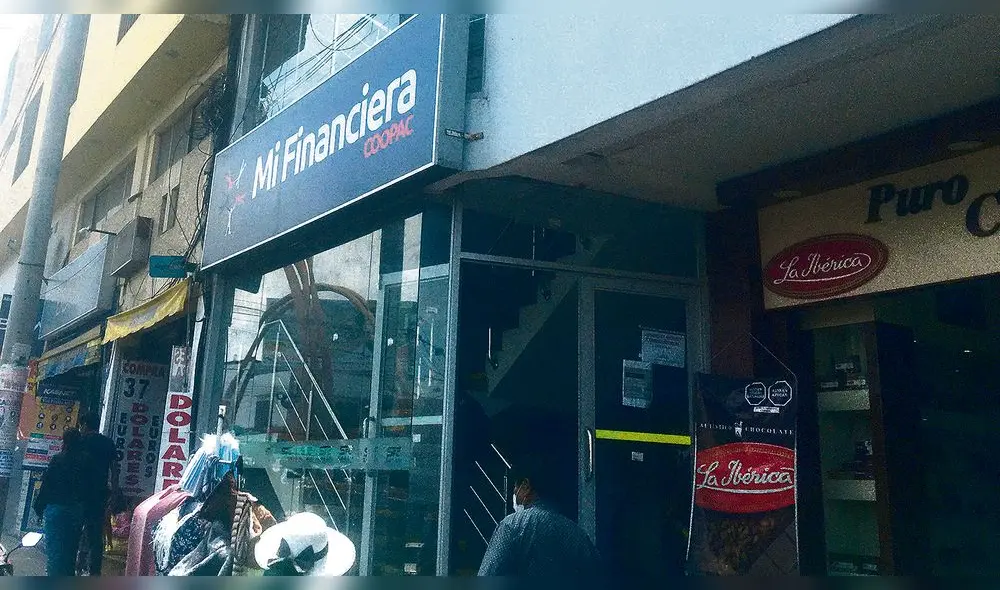Cerrados. Locales de Mi Financiera en Avelino Cáceres, Cayma y El Pedregal permanecen cerrados. Ello genera dudas en ahorristas. Foto: La República Cerrados. Locales de Mi Financiera en Avelino Cáceres, Cayma y El Pedregal permanecen cerrados. Ello genera dudas en ahorristas. Foto: La República