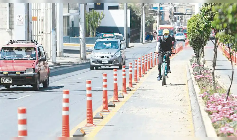 Obligados. Desde ayer ciclistas pueden ser multados si infringen normas de tránsito. Foto: La República Obligados. Desde ayer ciclistas pueden ser multados si infringen normas de tránsito. Foto: La República