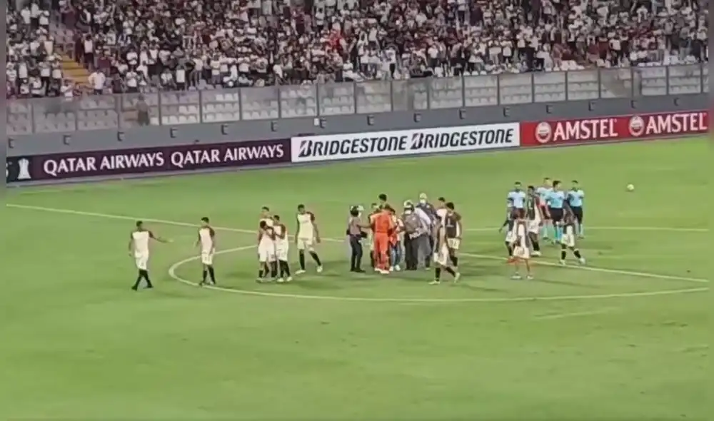 José Carvallo se ganó el cariño de la hinchada con un admirable gesto con un simpatizante. Foto: captura José Marín. José Carvallo se ganó el cariño de la hinchada con un admirable gesto con un simpatizante. Foto: captura José Marín.