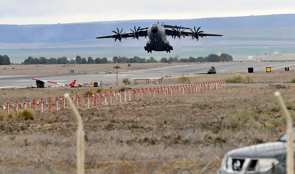 El secretario general de la Alianza, Jens Stoltenberg, indicó al término de una reunión extraordinaria de los ministros que la posibilidad de una zona de exclusión aérea “se mencionó”. Foto: EFE