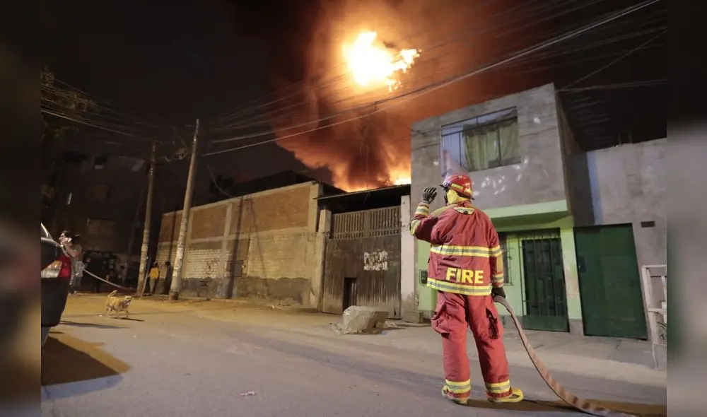 La fabrica se ubica en la cuadra 4 del jirón Los Pinos, SJL. Foto: Gerald Suarez/La República La fabrica se ubica en la cuadra 4 del jirón Los Pinos, SJL. Foto: Gerald Suarez/La República