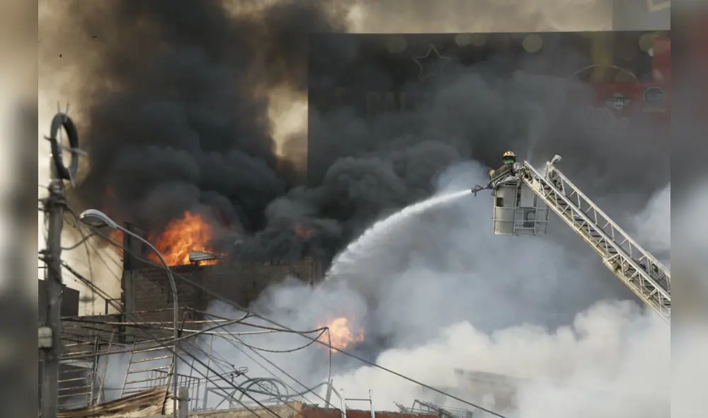 Un incendio urbano puede ser causado por una mala conexión eléctrica, una colilla de cigarro, una vela encendida, entre otros.  Foto: Antonio Melgarejo / La República