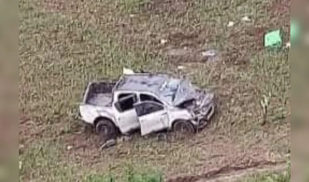 Camioneta cayó a una pendiente de unos 200 metros (aproximadamente) de profundidad. Foto: Prensa Libre