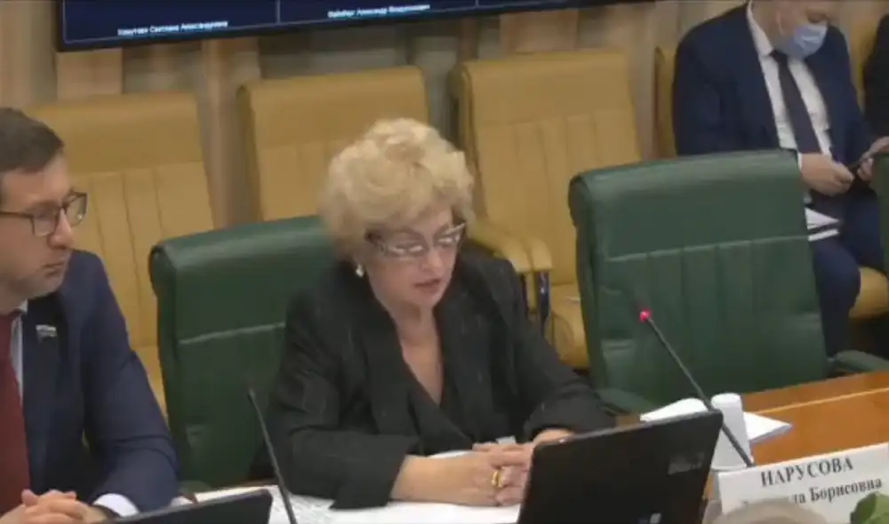 La senadora Lyudmila Narusova durante una reunión del Consejo de la Federación de Rusia. Foto: captura de Twitter / @KevinRothrock La senadora Lyudmila Narusova durante una reunión del Consejo de la Federación de Rusia. Foto: captura de Twitter / @KevinRothrock