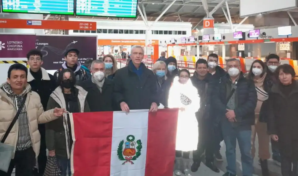 Consulado de Perú en Kiev embarcó (el 1 de marzo) por tren a 24 peruanos desde la capital del país en guerra. Foto: Cancillería