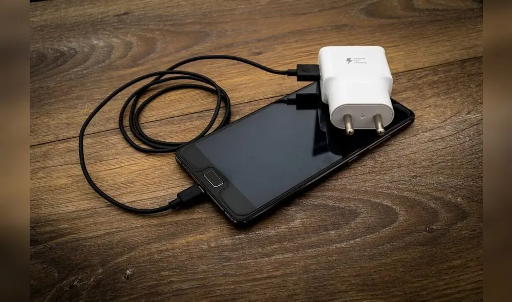 Los efectivos realizaron un peritaje en el teléfono y las conexiones eléctricas de la vivienda. Foto: EFE Los efectivos realizaron un peritaje en el teléfono y las conexiones eléctricas de la vivienda. Foto: EFE