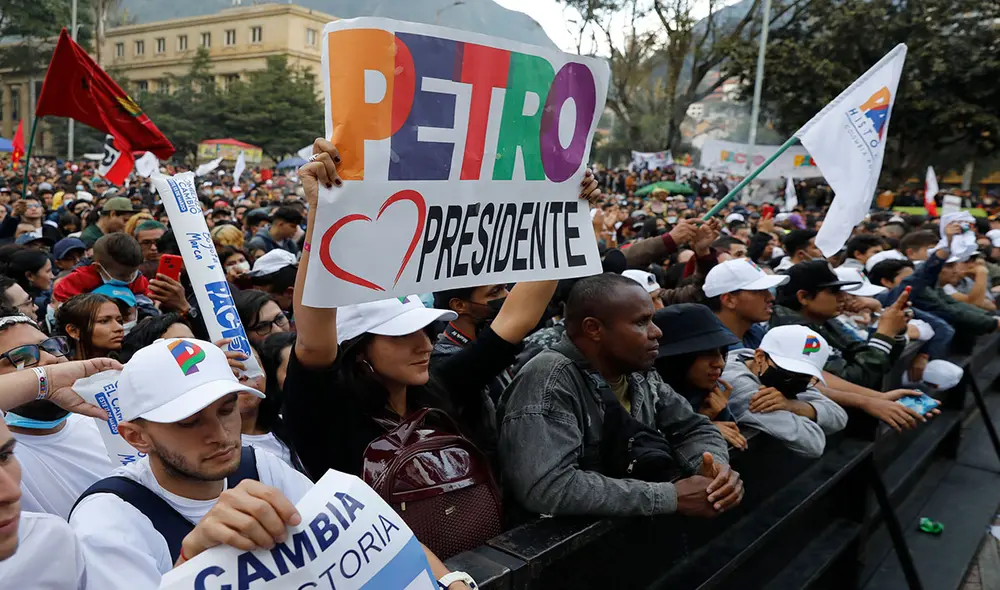 Seguidores de la coalición de izquierda Pacto Histórico durante el acto de cierre de campaña de esa colectividad en Bogotá (Colombia). Foto y video: EFE Seguidores de la coalición de izquierda Pacto Histórico durante el acto de cierre de campaña de esa colectividad en Bogotá (Colombia). Foto y video: EFE