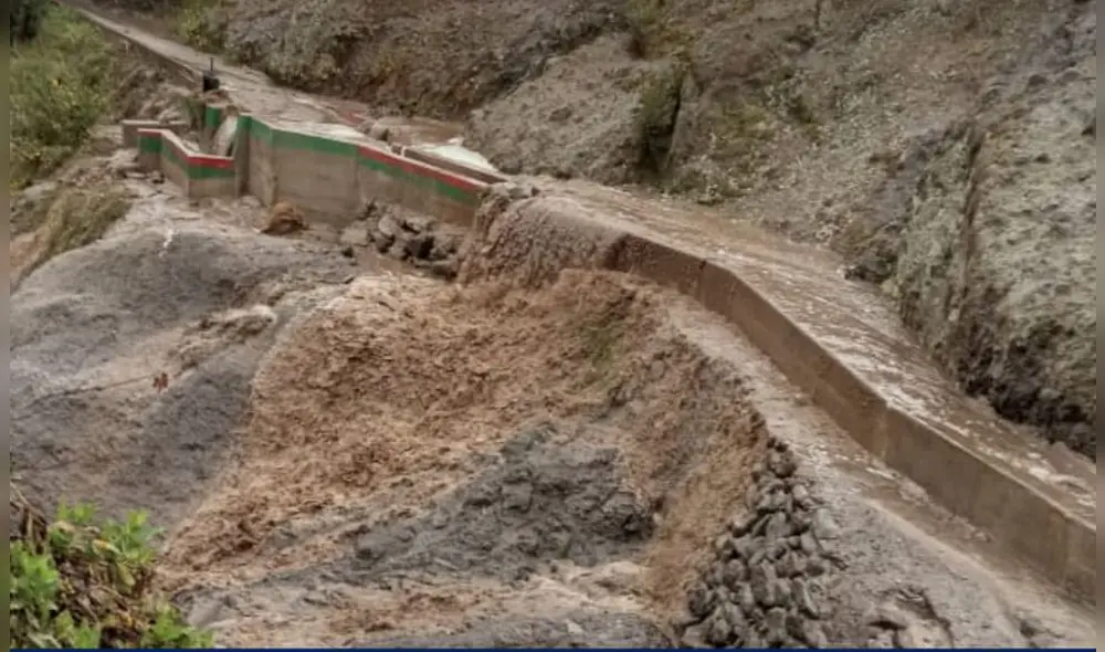 Cerca de 500 metros de carretera resultaron dañadas. Foto: COER Cerca de 500 metros de carretera resultaron dañadas. Foto: COER