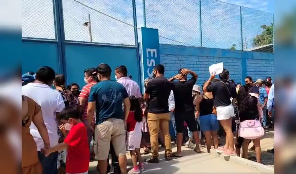 Decenas de padres y madres hicieron cola desde tempranas horas de la mañana. Foto: En vivo La Hora Decenas de padres y madres hicieron cola desde tempranas horas de la mañana. Foto: En vivo La Hora