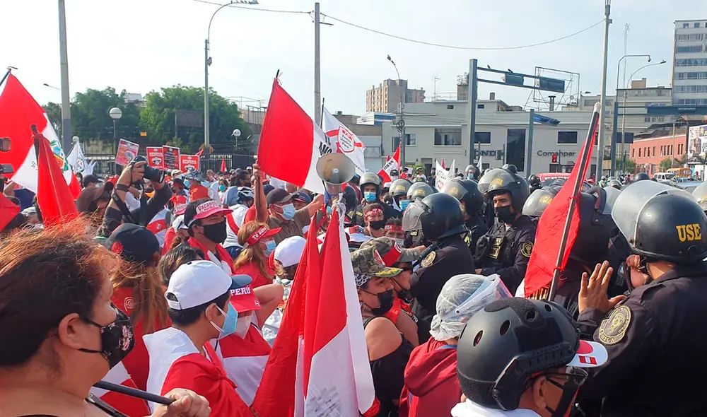 Manifestantes a favor de la vacancia de Pedro Castillo iniciaron el recorrido en Campo de Marte. Foto: La República Manifestantes a favor de la vacancia de Pedro Castillo iniciaron el recorrido en Campo de Marte. Foto: La República